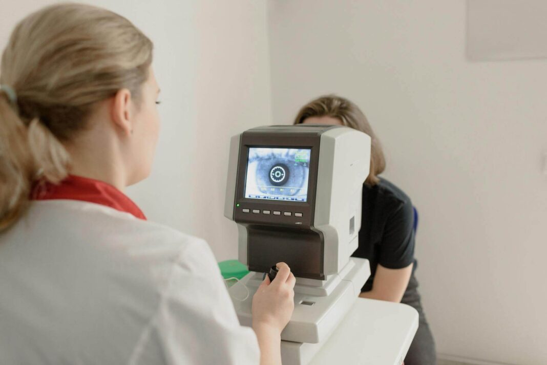 Kaip sumažinti akispūdį atliekant akių tyrimą optometrijos kabinete.