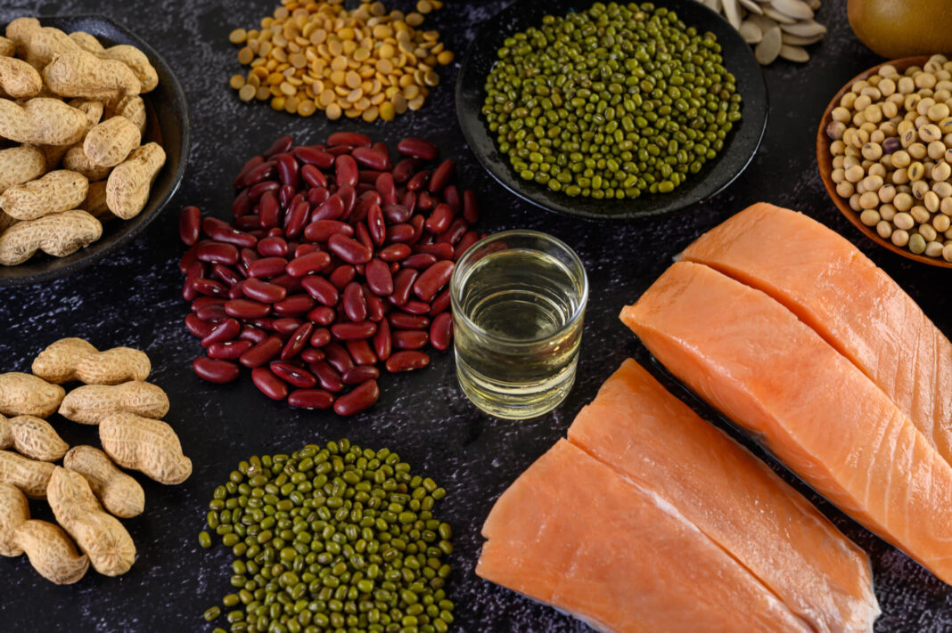 Kaip padidinti feritino kiekį natūraliai: lašiša, riešutai, pupelės ir kiti geležies turintys maisto produktai.