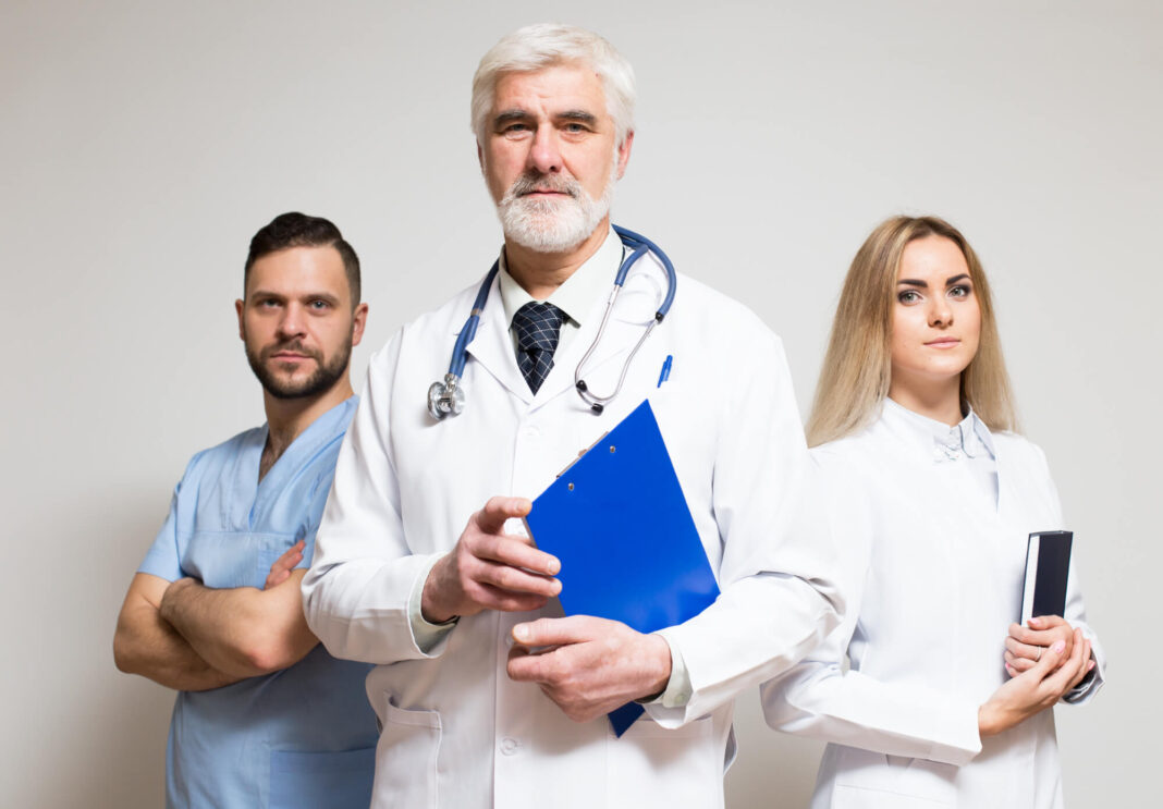 Kokius tyrimus atlieka reumatologas? gydytojas su savo komanda.