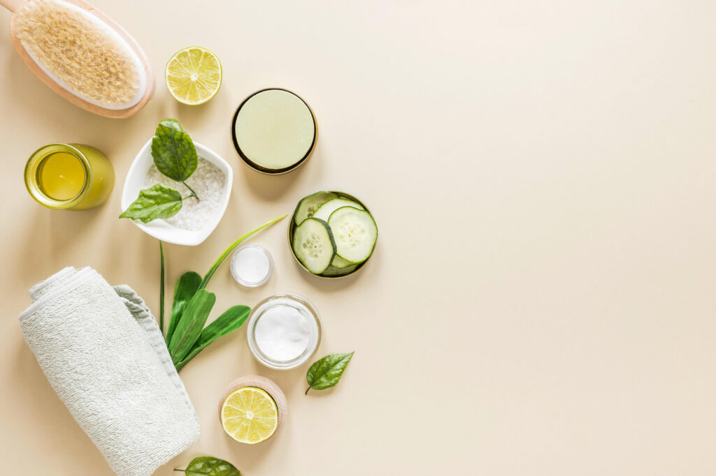 Natūralios odos priežiūros priemonės, tokios kaip agurkai, citrinos ir aliejai, padeda suprasti, kaip pagerinti odos būklę namuose.