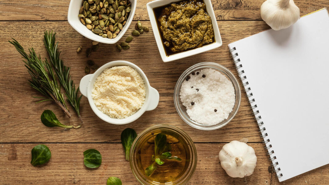Natūralūs ingredientai, tokie kaip moliūgų sėklos, rozmarinas ir alyvuogių aliejus, dažnai naudojami kaip liaudiški vaistai nuo cholesterolio.