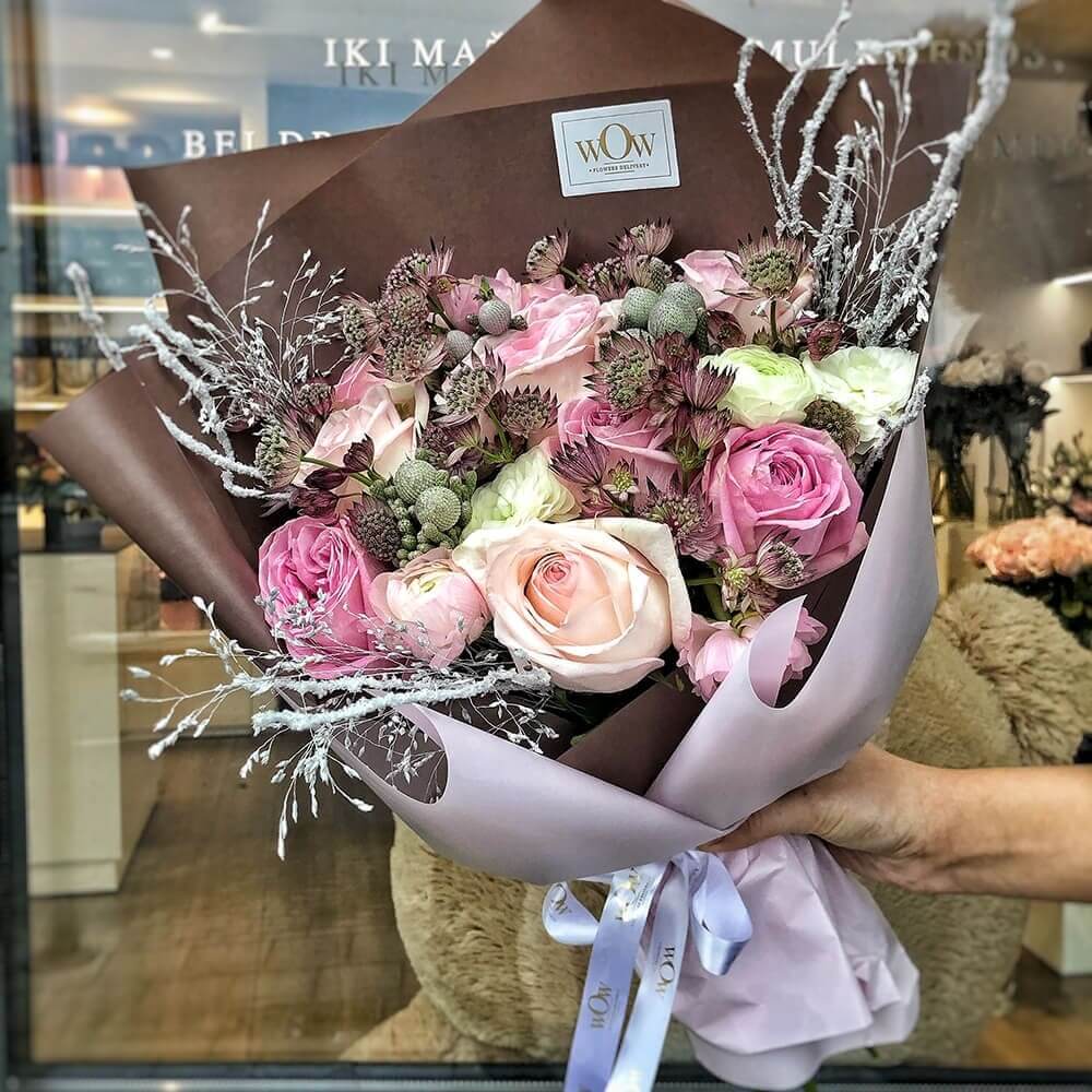 Prabangus rožių ir dekoratyvinių augalų puokštės variantas su elegantišku įpakavimu.