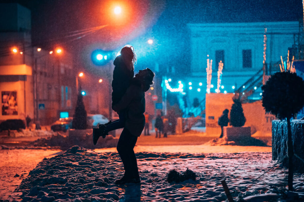 Geri rusiški filmai – romantiška scena žiemos naktį su dviem žmonėmis miesto gatvėje.