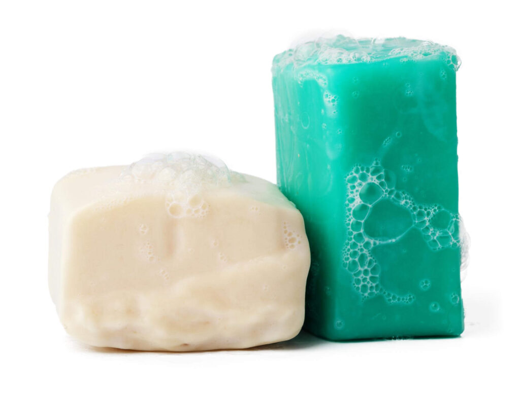 Liaudiškos priemonės nuo amarų – ūkiškas muilas natūraliam tirpalui