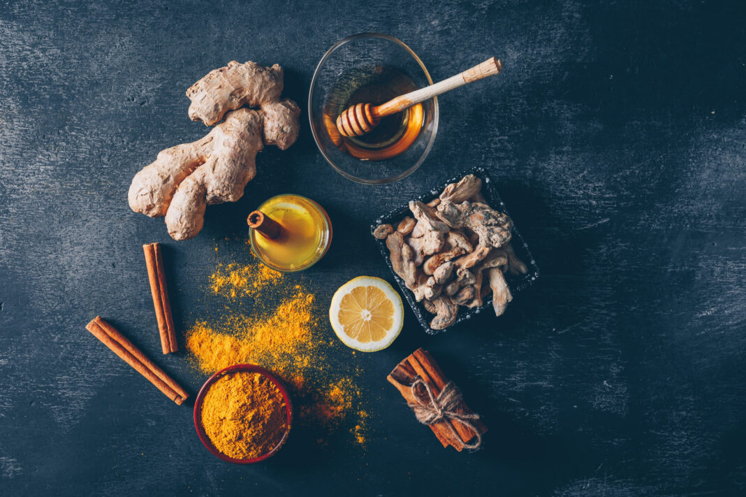 Agurkai su medumi ir ciberžole – sveikatai naudingi ingredientai