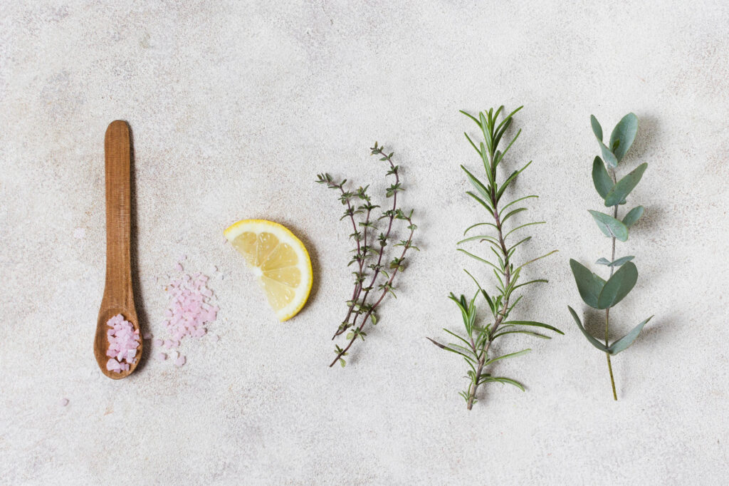 Gamtiniai ingredientai: druska, aliejai, žiedlapiai – niežų gydymas liaudiškai