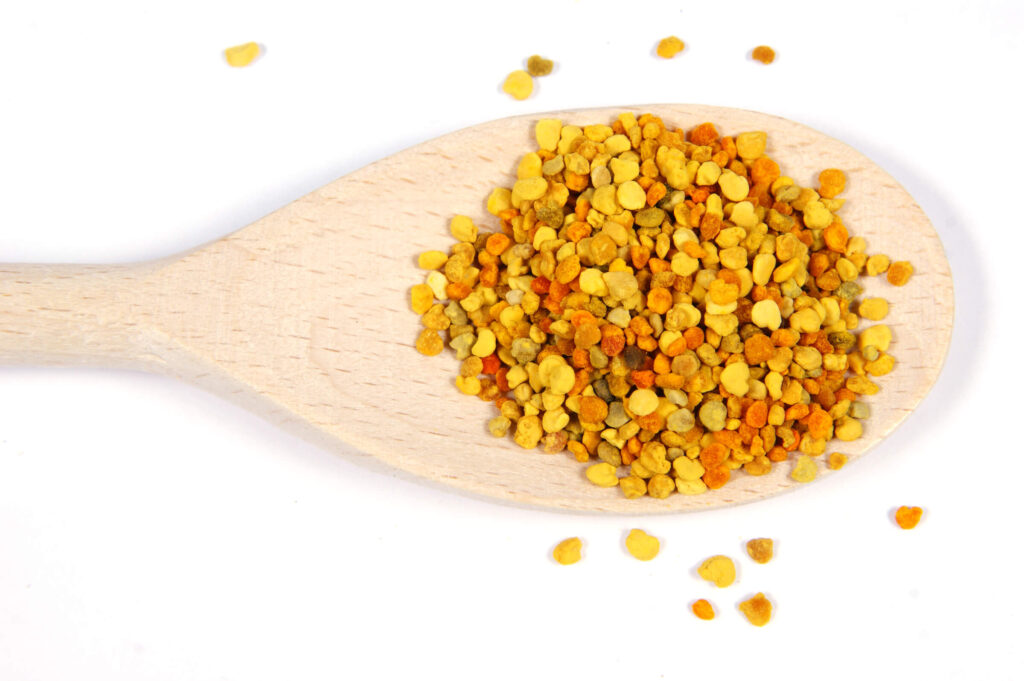 bičių duonelė energijai atgauti – šaukštelis su natūraliai fermentuotomis žiedadulkėmis