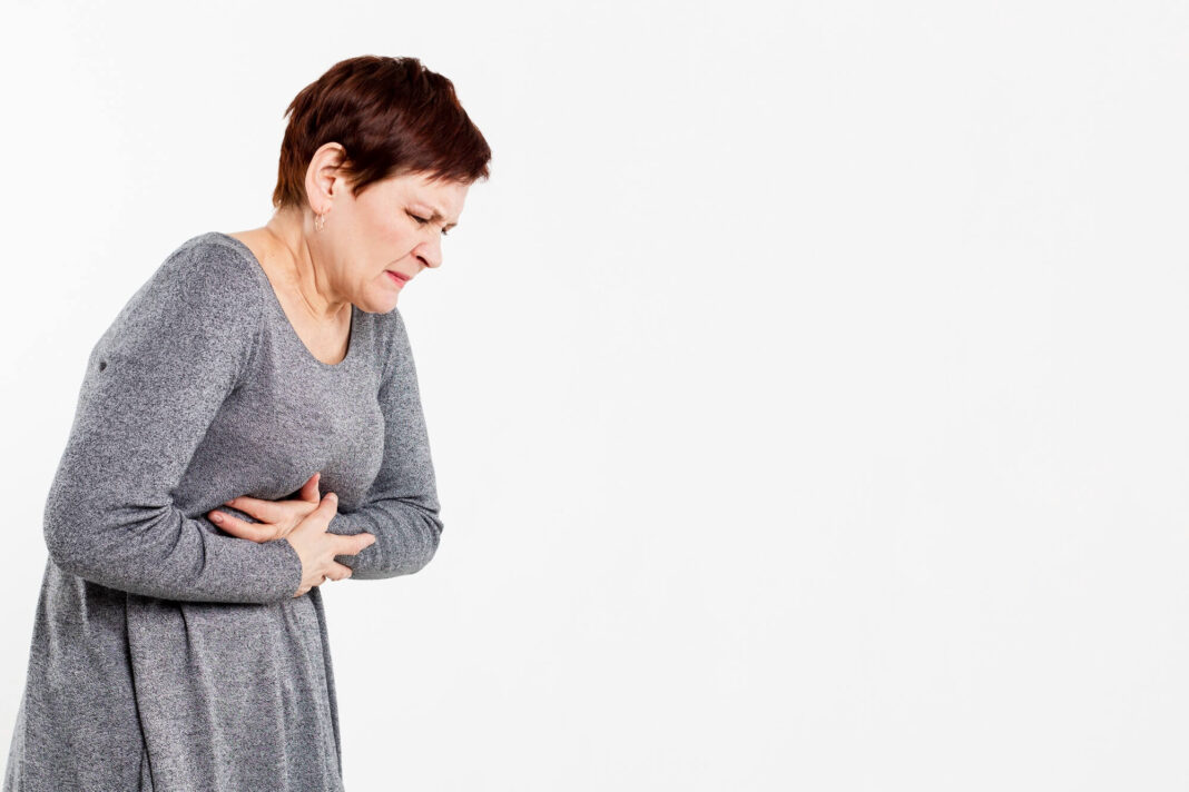 kaip išvalyti kepenis – moteris susiėmusi už pilvo jaučia diskomfortą