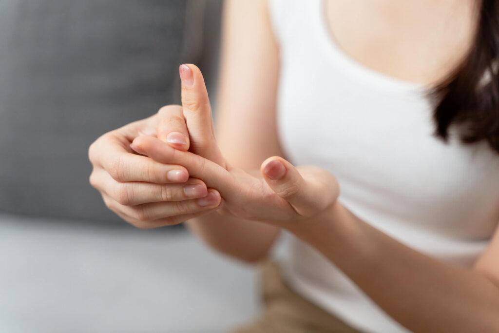 maistas sukeliantis sąnarių uždegimą – moteris jaučia skausmą pirštuose
