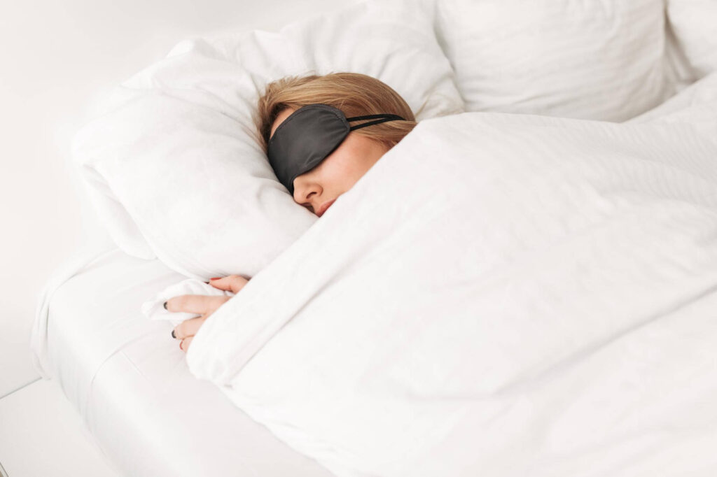 Miego kokybės gerinimas naudojant akių kaukę ramiai ir giliai nakčiai