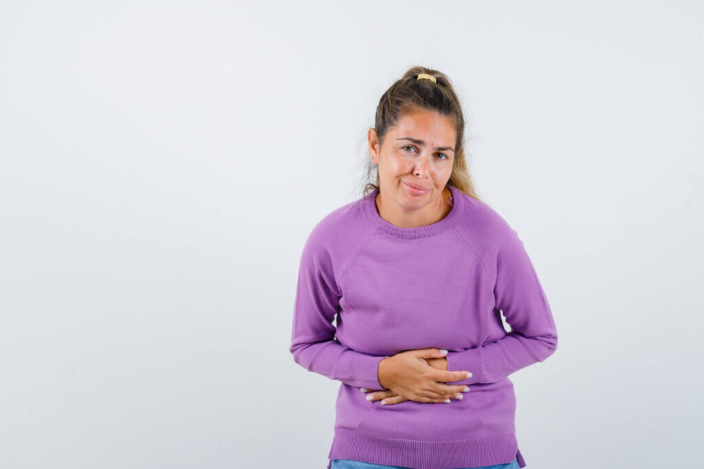 Moteris jaučia pilvo spaudimą – galimi simptomai, kuriuos sukelia produktai sukeliantys pilvo pūtimą.