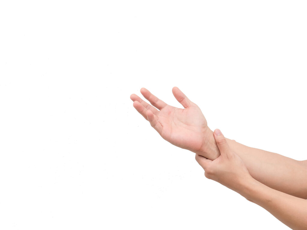 Žmogus laiko riešą, jaučiant drebėjimą