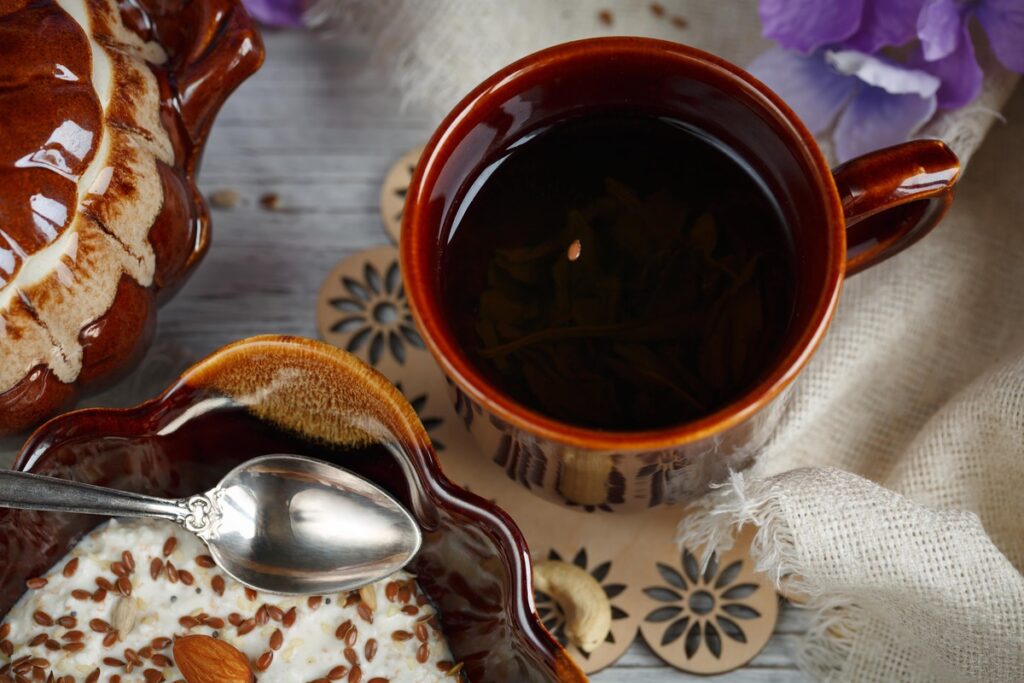 Puodelyje arbata žarnynui su linų sėmenimis