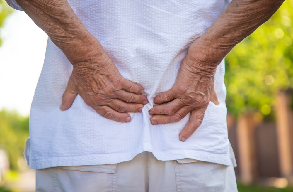Greita pagalba sąnariams – vyresnio amžiaus vyras kenčia nugaros skausmą ir ieško natūralių sprendimų
