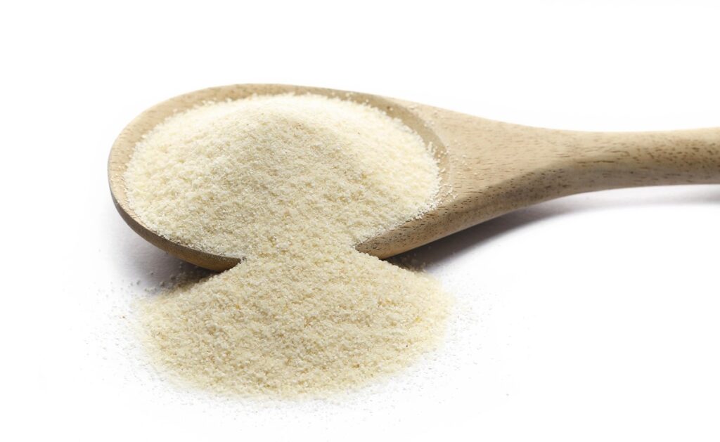 Šaukštas, kuriame matomos manų kruopos nuo skruzdėlių