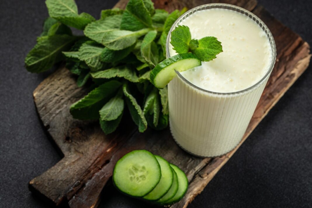 Kefyro kokteilis su agurku ir mėta – organizmo valymas kefyru