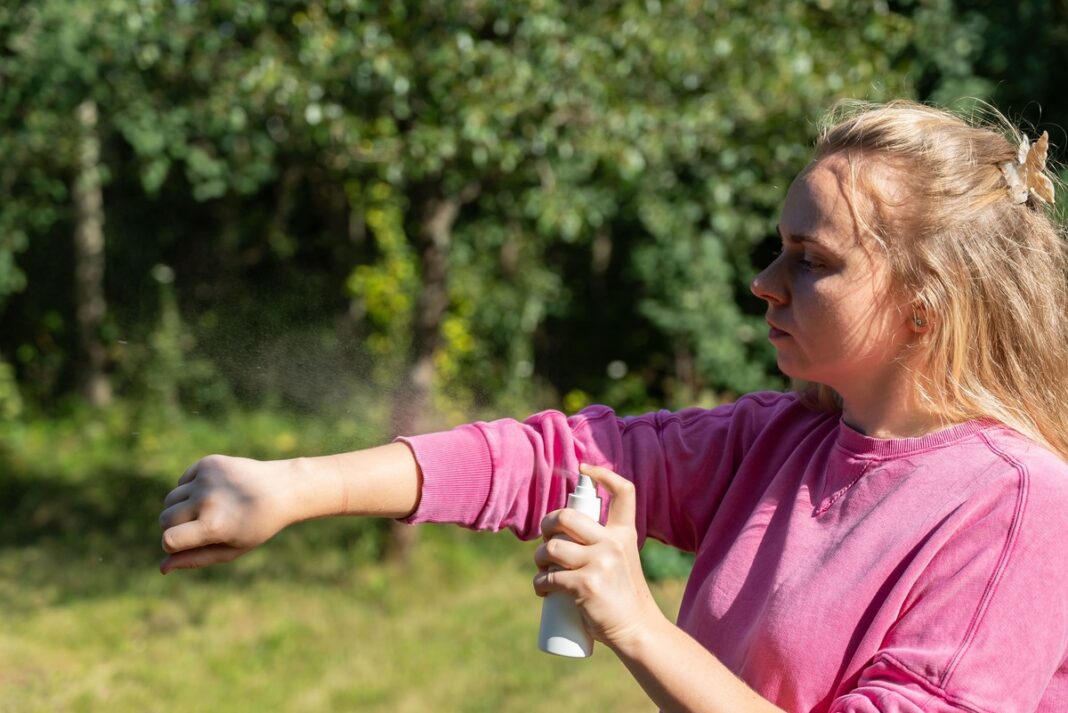 Purškalas nuo uodų ir musių purškiamas ant rankos lauke
