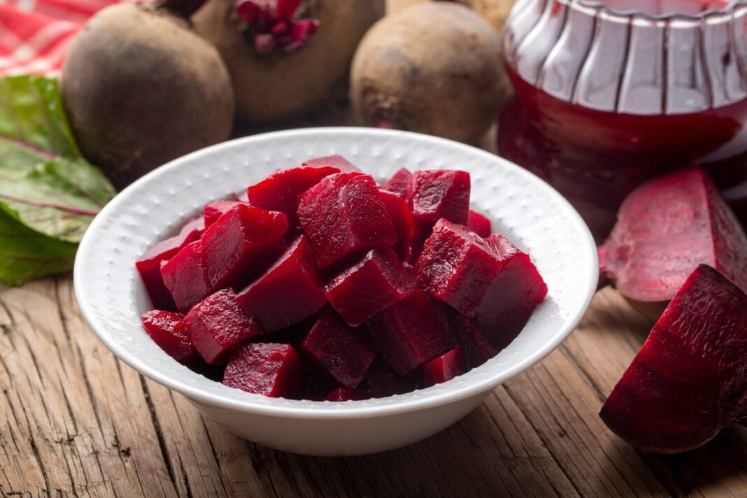 Dubenėlyje sudėti virti ir kubeliais supjaustyti burokėliai – maistingas ir gydantis produktas.
