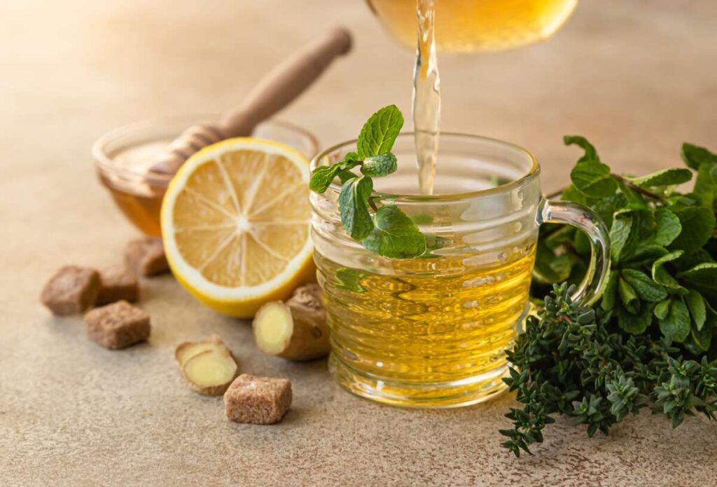 Gėrimas nuo cholesterolio – žalioji arbata su imbieru, citrina ir medumi stiklinėje