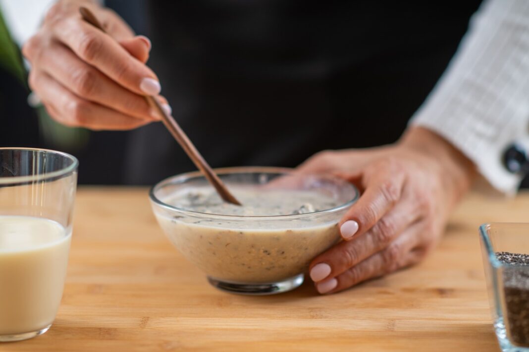 Grikių ir kefyro derinys – mišinio paruošimas dubenėlyje rytiniam vartojimui