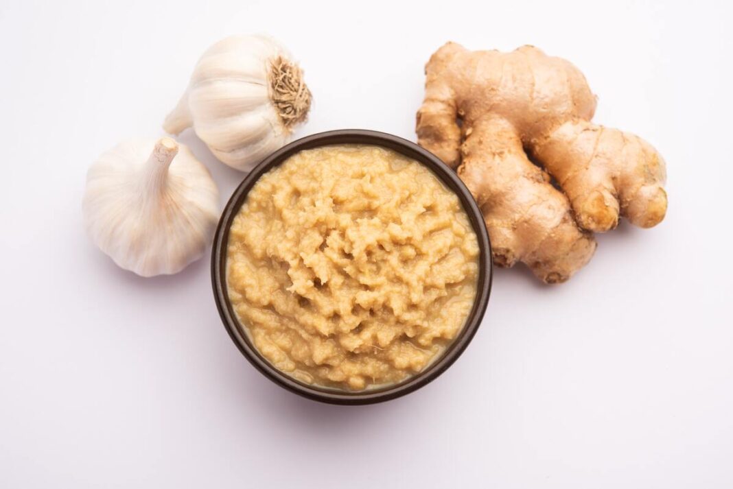 Imbiero ir česnako mišinys stiklinėje lėkštelėje – natūrali priemonė sveikatai stiprinti