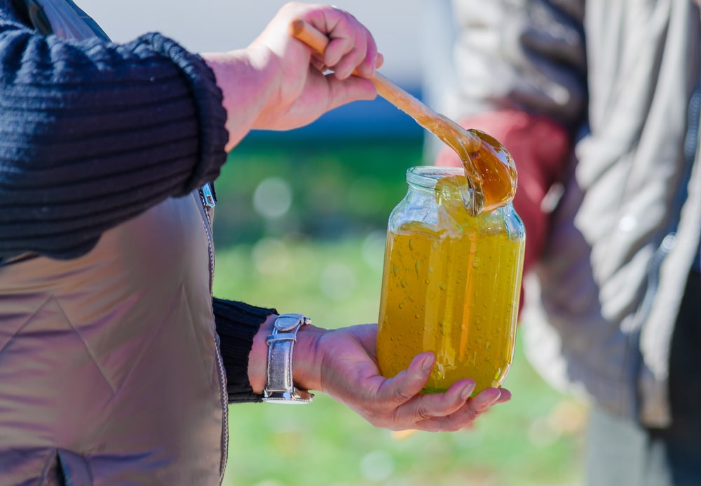Liaudiškas mišinys imunitetui stiklainyje su česnakais, spanguolėmis ir medaus trauktine