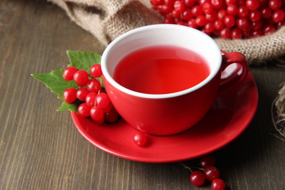 Garuojantis puodelis, kuriame putino uogų arbata