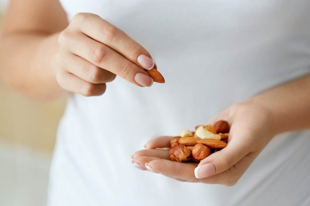 Sauja riešutų per dieną rankose – natūralus būdas stiprinti sveikatą