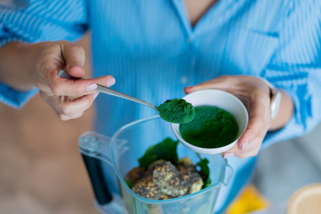 spirulina-naudojimas-kasdien Spirulina dedama į kokteilį – natūralus būdas pasirūpinti sveikata kiekvieną dieną