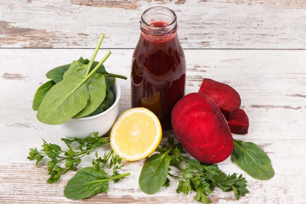 Breuso sultys butelyje – šalia citrina, špinatai ir petražolės, sveikatinantis gėrimas su burokėliais.