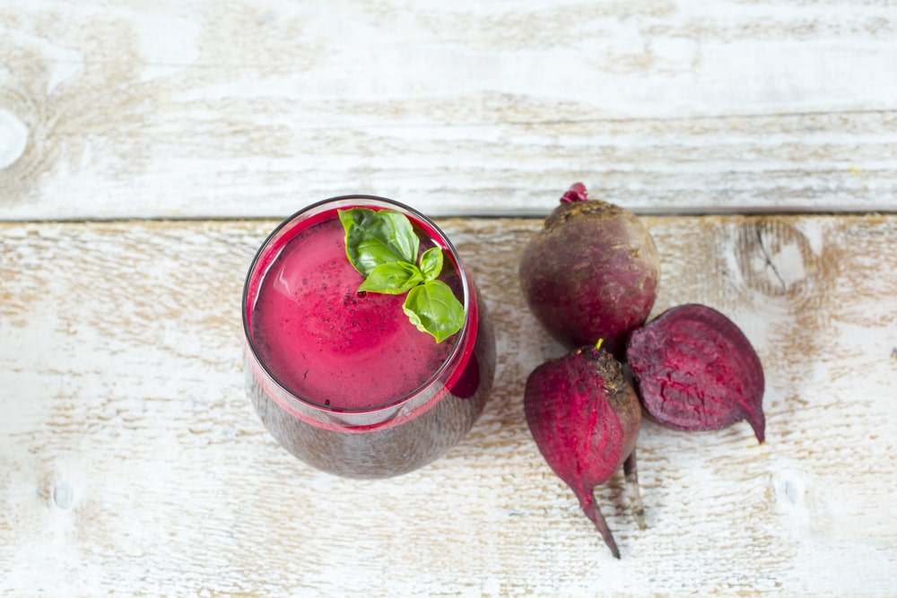 Burokėlių poveikis: stiklinė šviežių sulčių su baziliku – natūralus būdas stiprinti organizmą ir gerinti sveikatą.