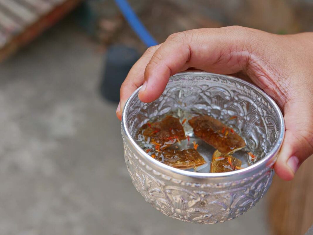 Ciberžolė nuo vėžio – tradicinis ekstraktas sidabriniame indelyje, naudojamas imunitetui ir ląstelių apsaugai stiprinti.