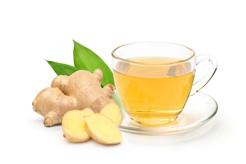 Imbierinė arbata inkstams ir kepenims stiklinėje su šviežiu imbieru – tonizuojanti, priešuždegiminė priemonė.