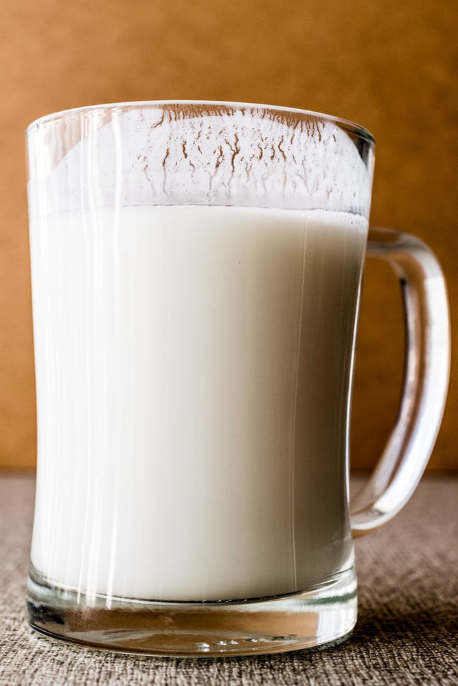 Kefyro receptas lieknėjimui – šviežias kefyras stiklinėje, paprastas ir natūralus būdas svoriui mažinti.