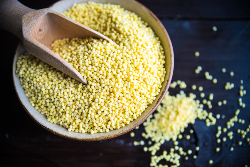 Sorų kruopos medinėje lėkštėje su samteliu – natūralus produktas širdžiai