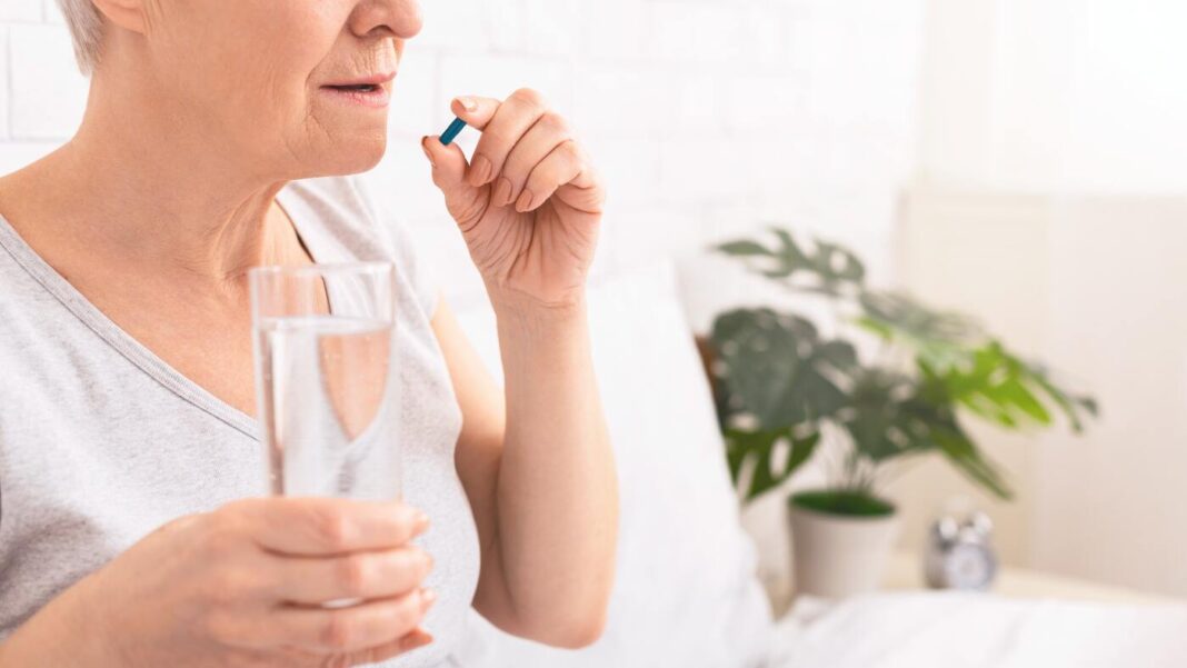 Vyresnio amžiaus moteris, ruošianti vartoti statiną ryte – statinų vartojimas ryte gali sumažinti jų veiksmingumą.