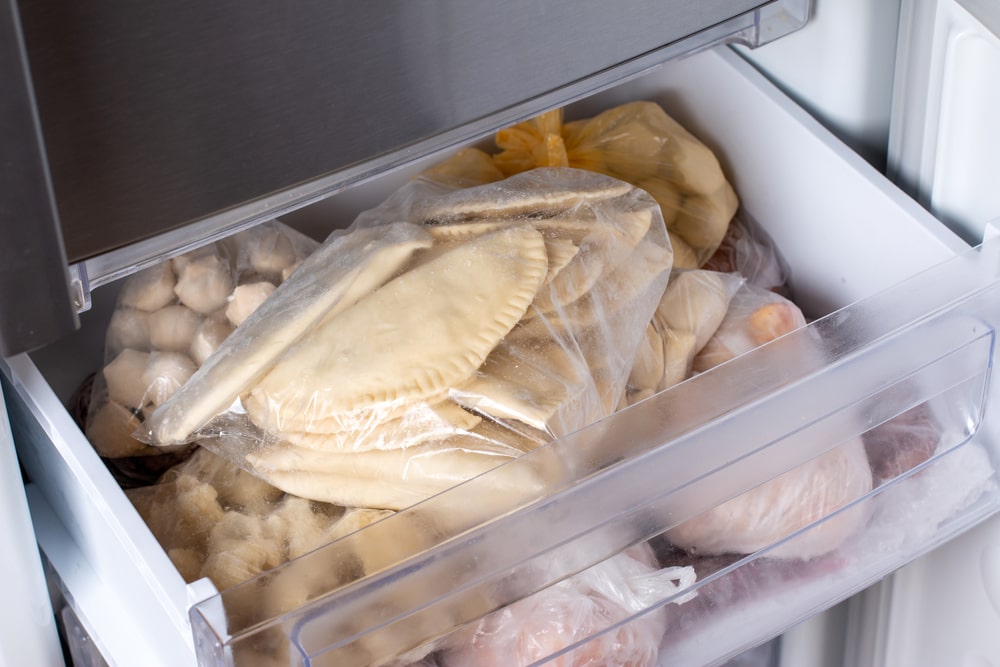 Uždegimą skatinantis maistas – šaldytuve laikomi šaldyti pusgaminiai, koldūnai ir kiti miltiniai produktai, galintys skatinti uždegimus.