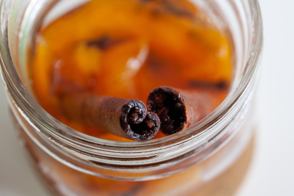 Gvazdikėlių ir cinamono užpiltinė stikliniame inde