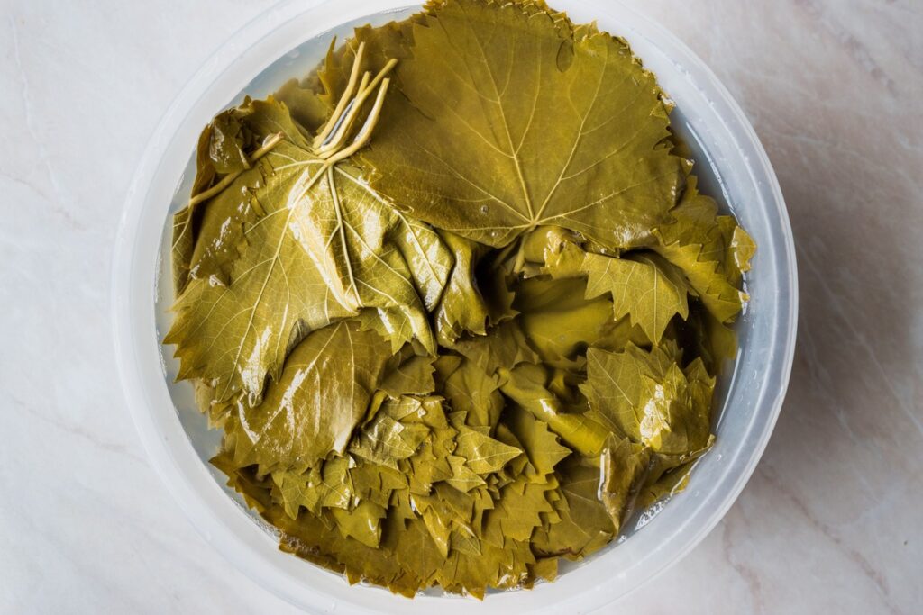 Vynuogių lapų arbata ruošiama iš specialiai paruoštų, šviežių ir minkštų vynuogių lapų, mirkomų vandenyje.