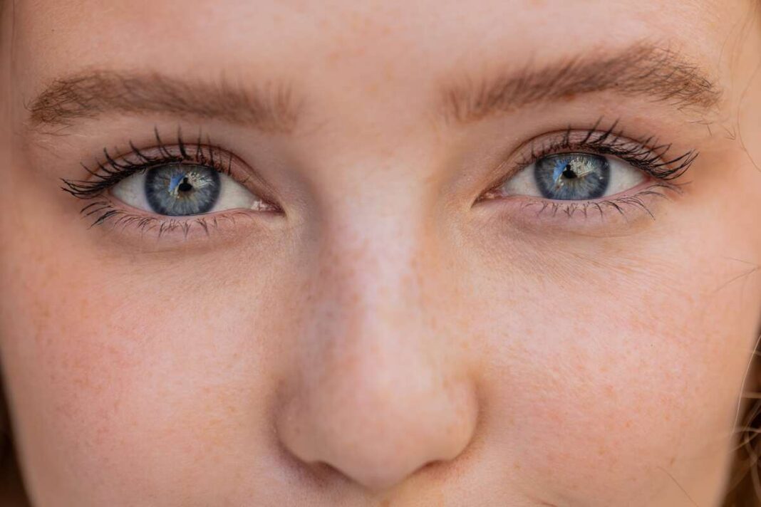 ADHD diagnozė akyse – artimas žvilgsnis į mėlynas akis, galinčias atskleisti tinklainės pokyčius.