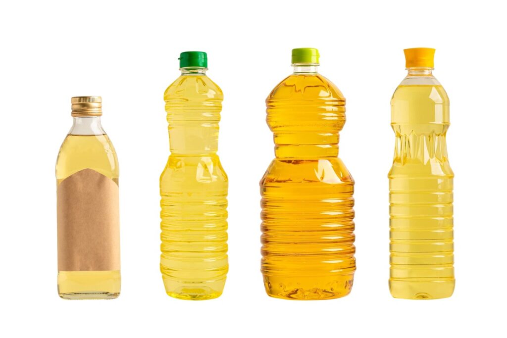Įvairūs rafinuoti augaliniai aliejai plastikiniuose buteliuose – vieni dažniausiai įvardijami tarp blogiausių aliejų kepimui.