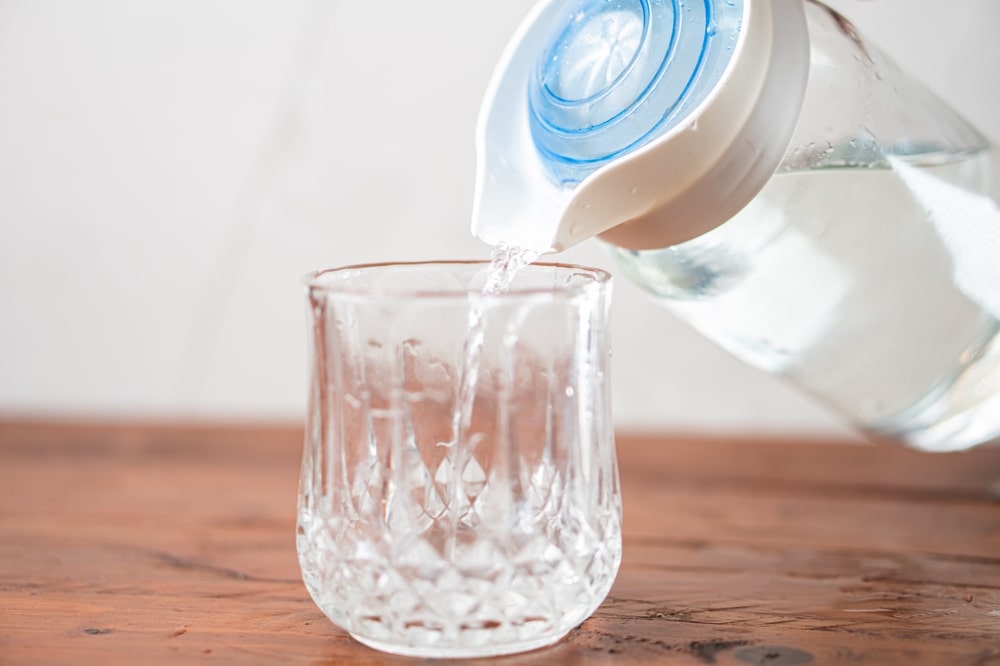 Gazuotas ar negazuotas vanduo – stiklinė švaraus vandens