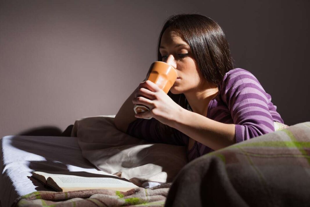 Moteris lovoje geria gėrimą prieš miegą lieknėjimui – natūrali vakaro rutina geresniam poilsiui ir sveikesniam svoriui.