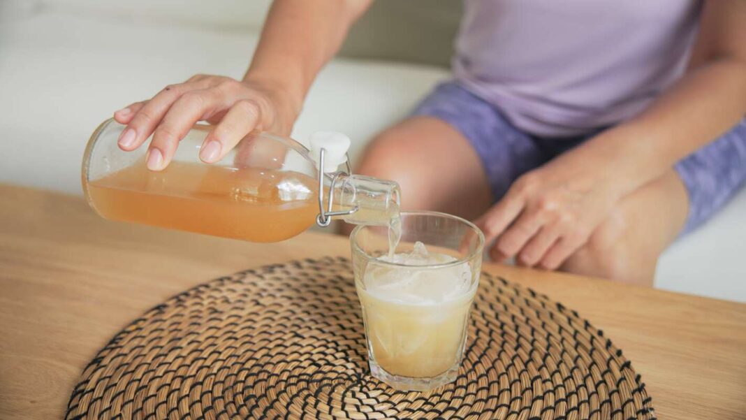 Gėrimas vakare greitesniam metabolizmui – naminis hidromelis stiklinėje su ledukais ant stalo