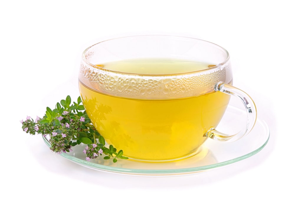 Skaidriame puodelyje pateikta kvapni čiobrelių arbata – švelni, bet veiksminga priemonė gydymas čiobreliu namuose.