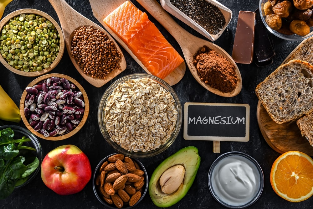 Magnio trūkumas gali būti mažinamas natūraliai – įvairūs produktai, turtingi magniu: riešutai, kruopos, žuvis, daržovės ir vaisiai.