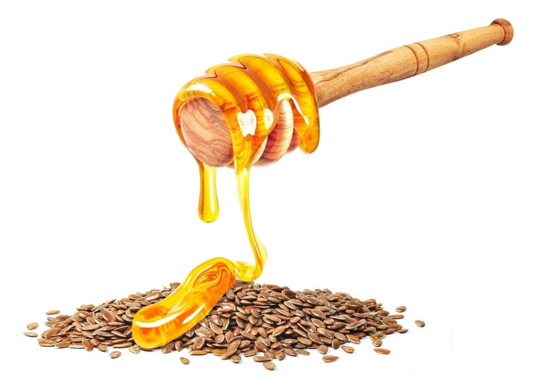 Ant linų sėmenų supiltas skaidrus medus – natūralus derinys žarnyno valymui ir sveikatai stiprinti.