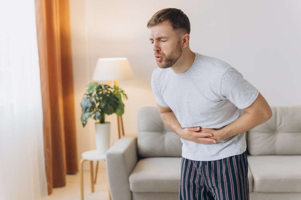 Vyras jaučiantis pilvo skausmą – natūralus gėrimas kepenims valyti gali palengvinti virškinimą ir sumažinti kepenų apkrovą.