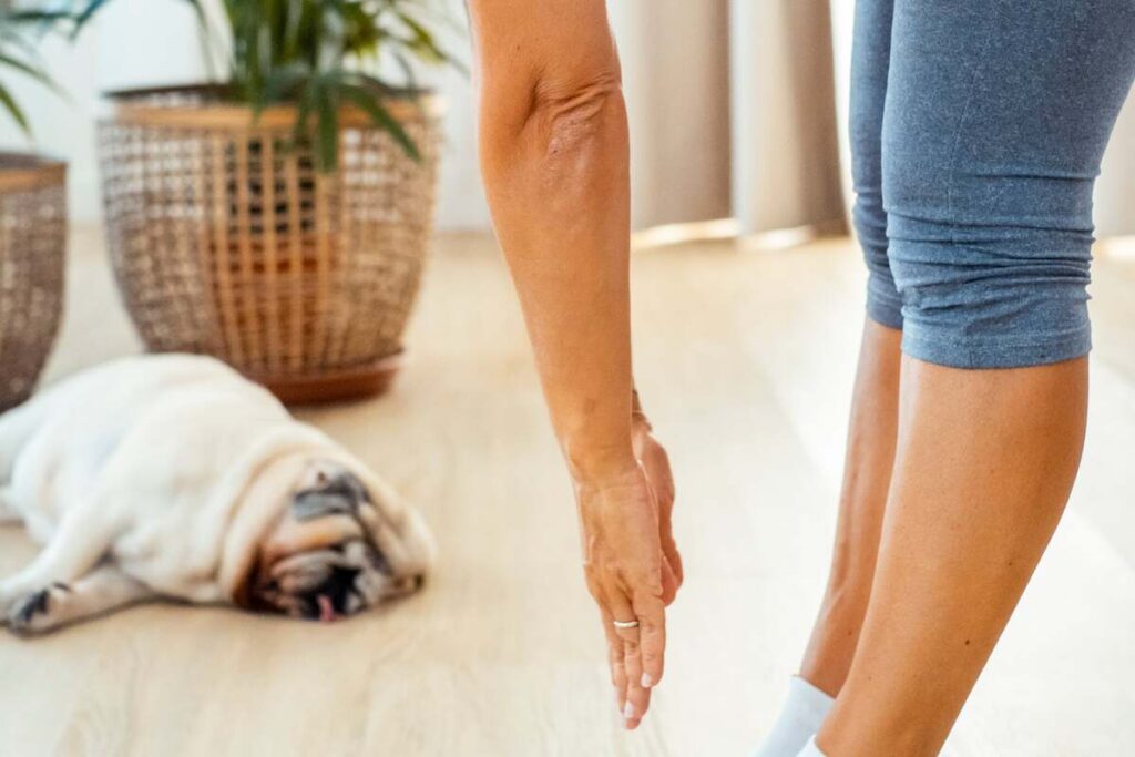 Tempimo pratimai gali sumažinti neramias kojas net naktį ir padėti lengviau užmigti.