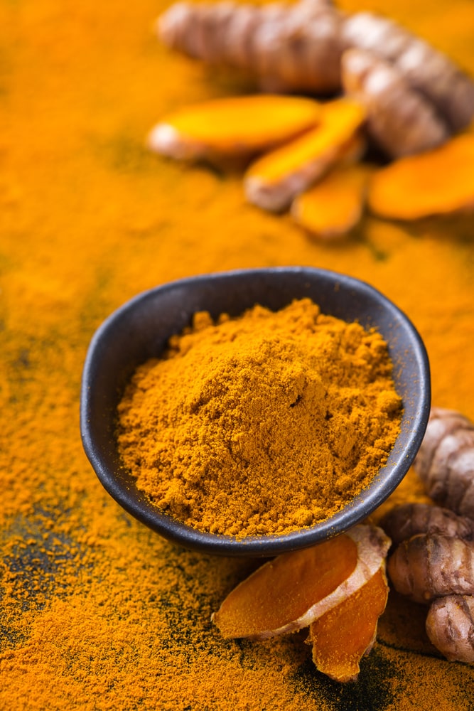 Ryškiai oranžiniai ciberžolės milteliai – prieskonis širdies sveikatai, palaikantis normalų kraujotakos ir kraujagyslių darbą.